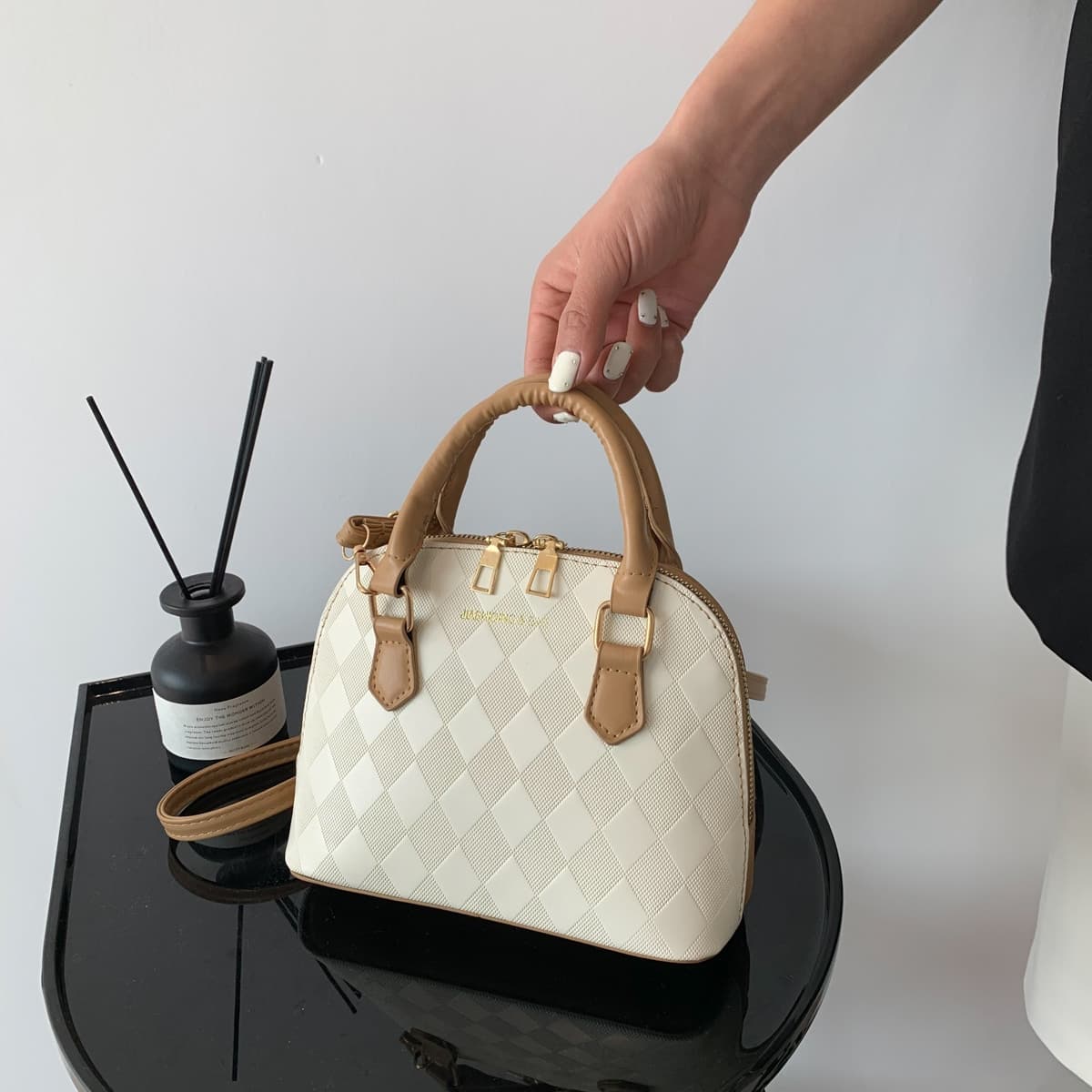 Petit sac à dôme avec détail de lettres, motif géométrique, fermeture à glissière, en PU